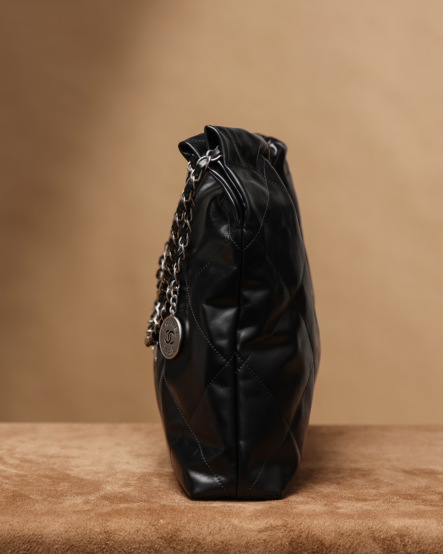 シャネル「Chanel」22バッグ シルバーロゴ ミディアムサイズ