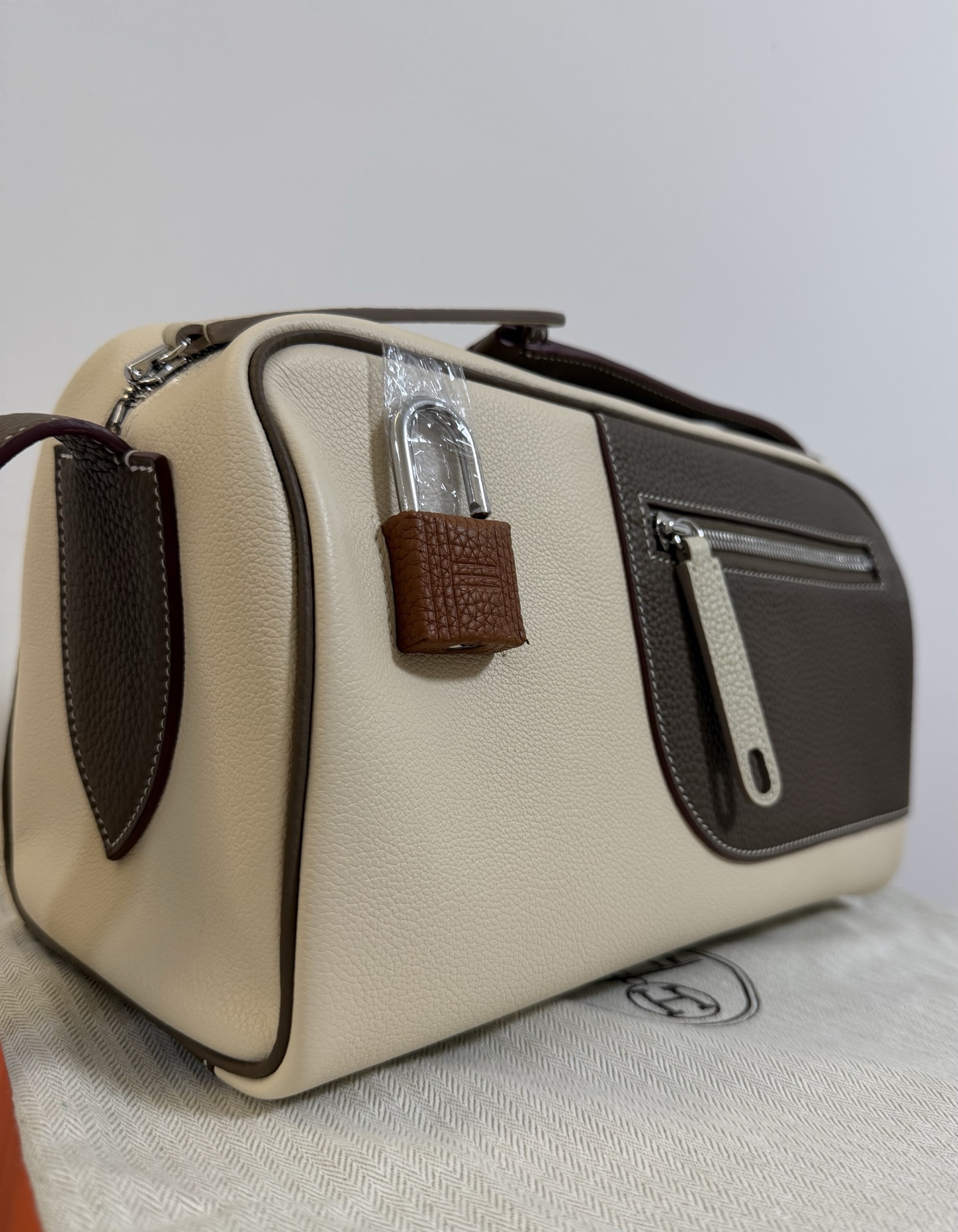 エルメス「Hermès」ヌーベルアンボディ ショルダーバッグ