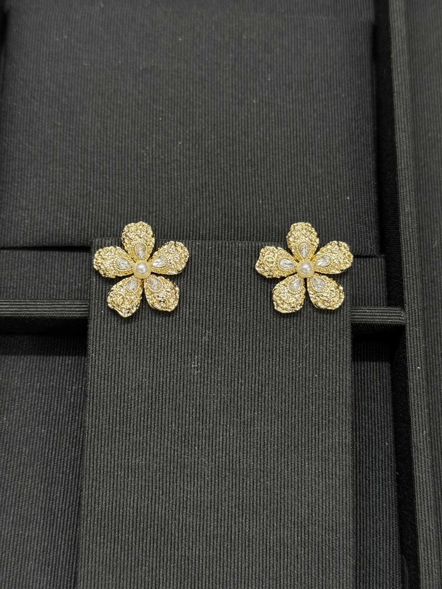 シャネル「Chanel」シャネル 熔岩フラワーパールピアス / イヤリング