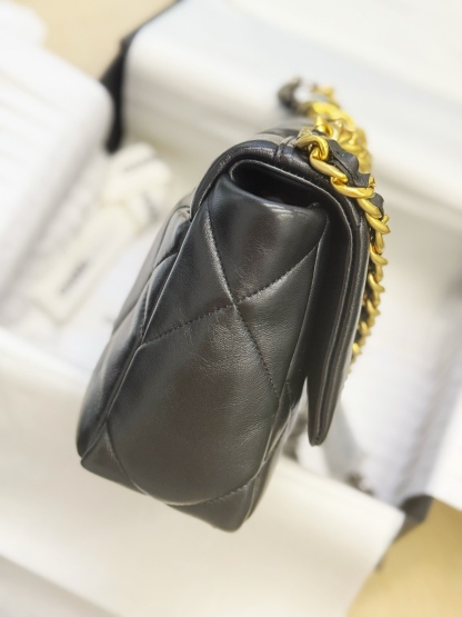 シャネル「Chanel」バッグ ミディアムサイ