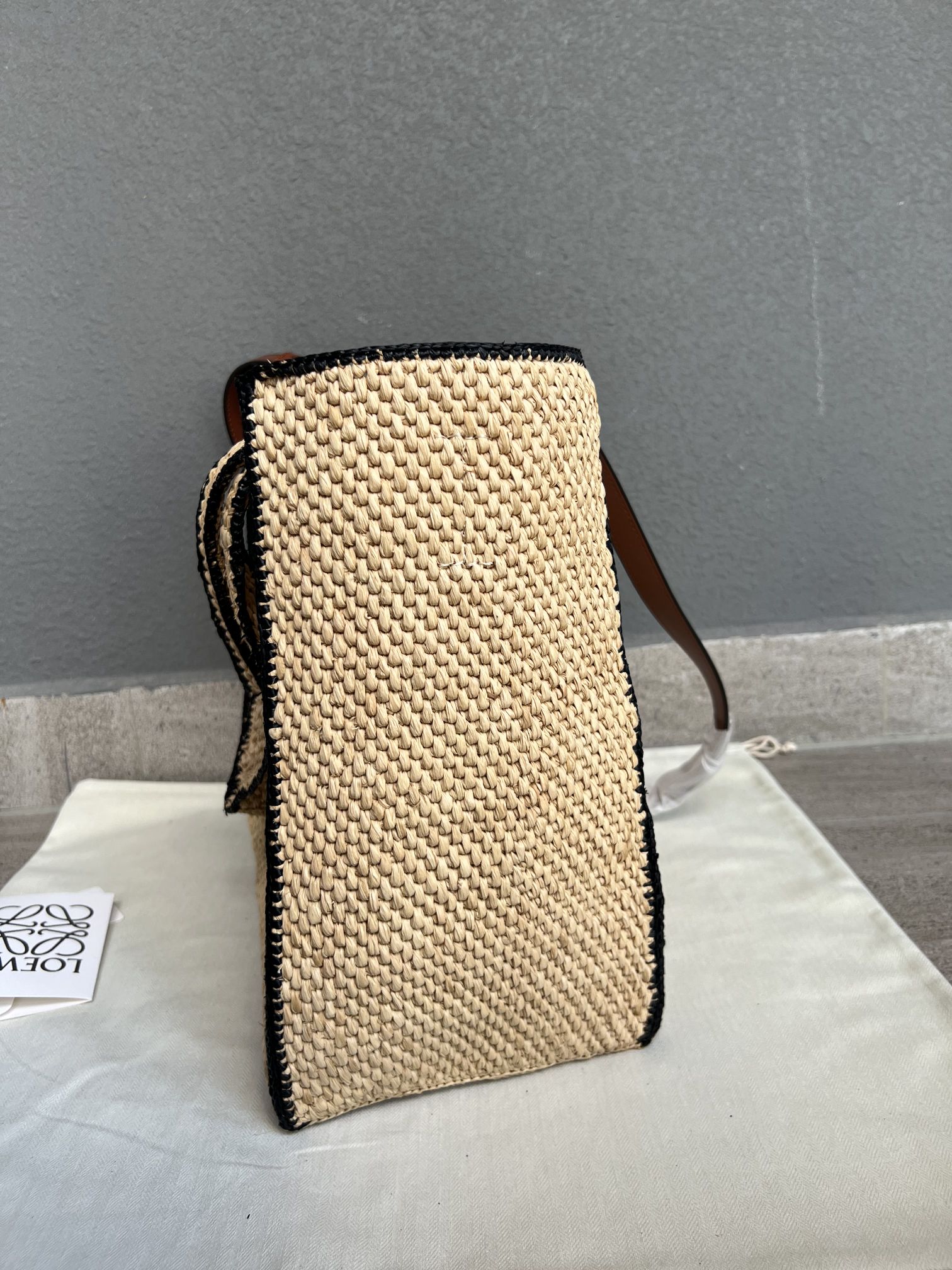 ロエベ「Loewe」Anagram Basket ラージトートバッグ ラフィア素材