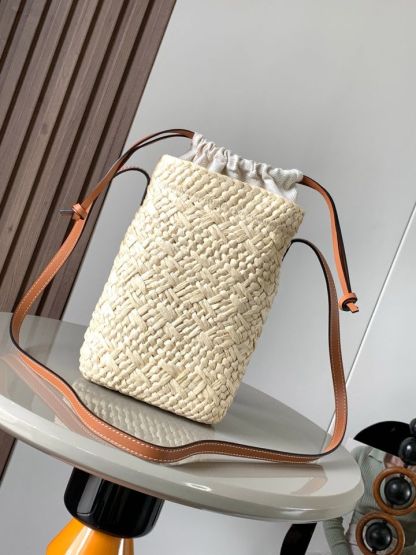 ロエベ「Loewe」 イラカヤシ繊維＆レザー スクエアポーチ-ISETAN PRESTIGE CURATED