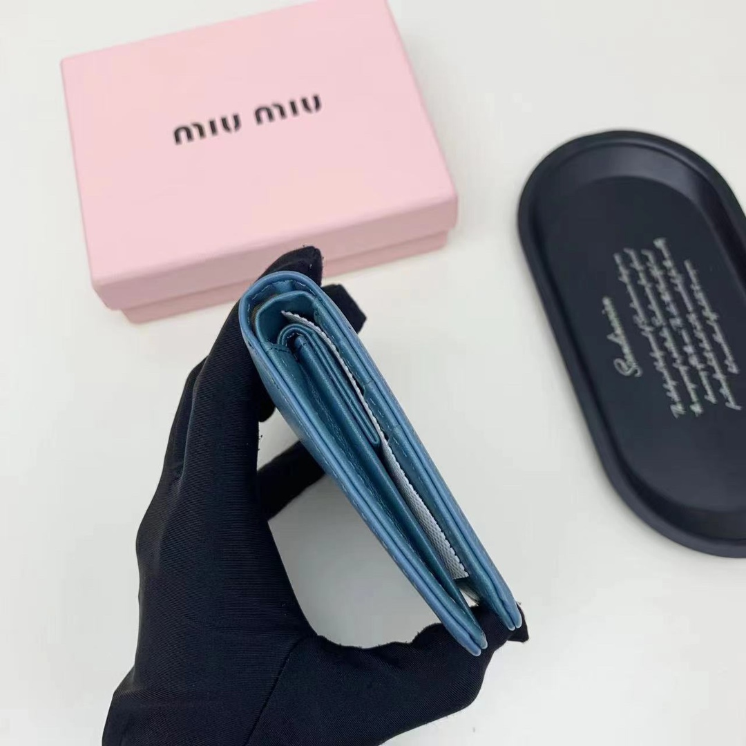 ミュウミュウ「Miu Miu」ミュウミュウ カーフスキン コンパクトウォレット 5238 / 二つ折り財布