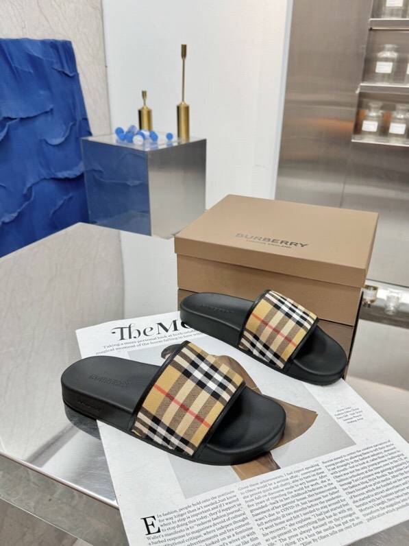 バーバリー「Burberry」バーバリー ヴィンテージ チェック スライドサンダル / ビーチサンダル