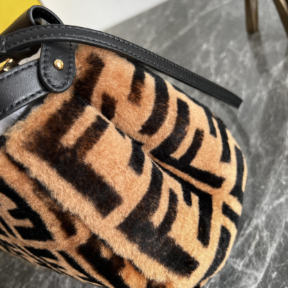 フェンディ「Fendi」シープスキン珐琅シリーズ ミニトートバッグ