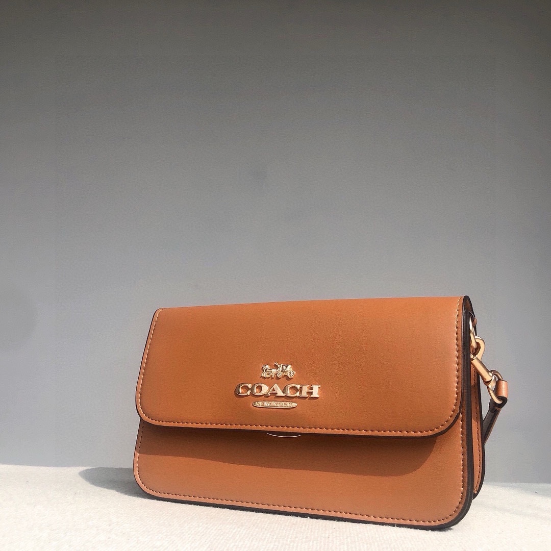 コーチ「Coach」Brynn レザー アンダーアームバッグ