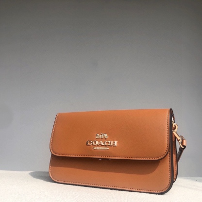 コーチ「Coach」Brynn レザー アンダーアームバッグ