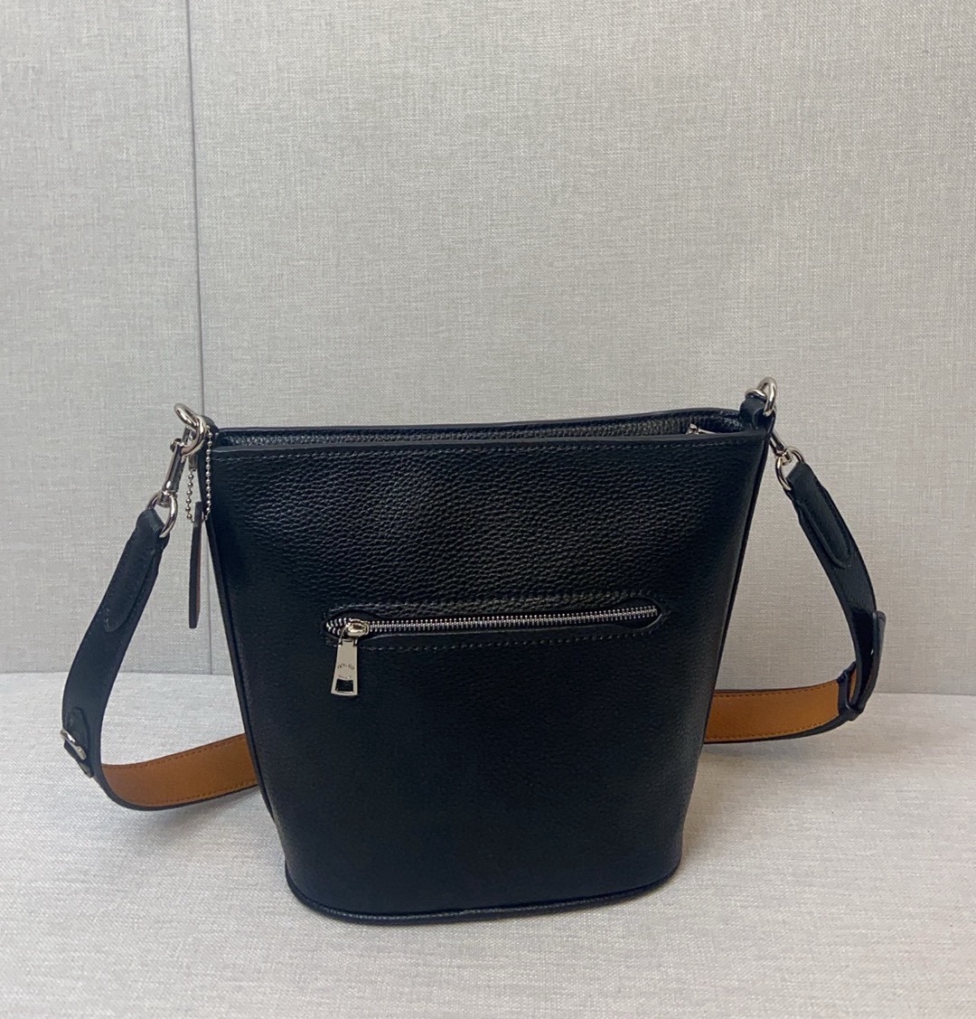 コーチ「Coach」Logan レザー バケットバッグ