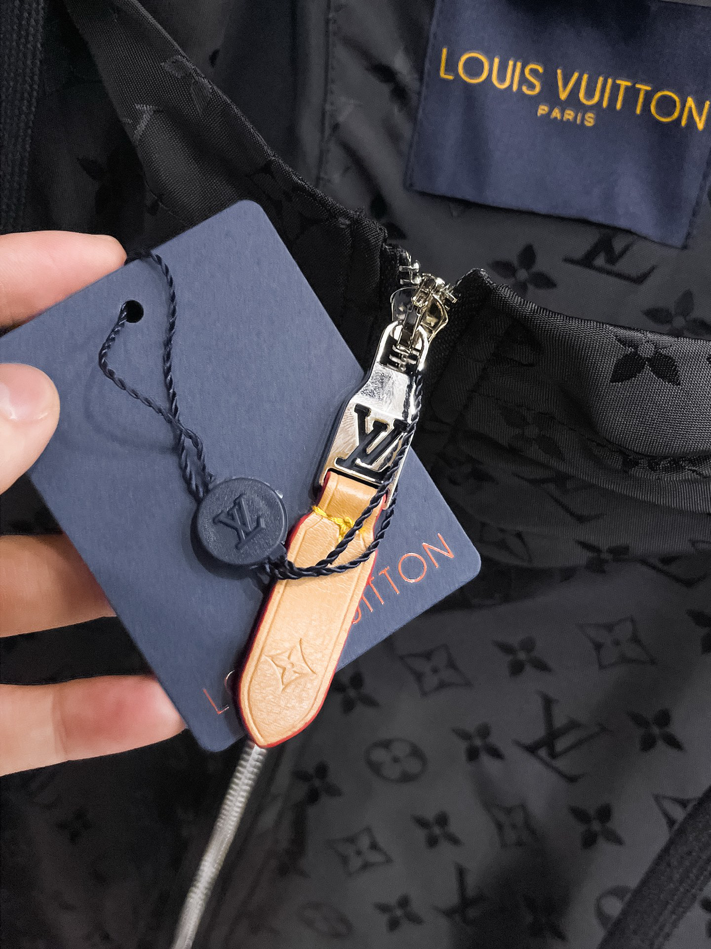 ルイ・ヴィトン「Louis Vuitton」ルイ・ヴィトン ロゴプリント ジップアップジャケット / アウター