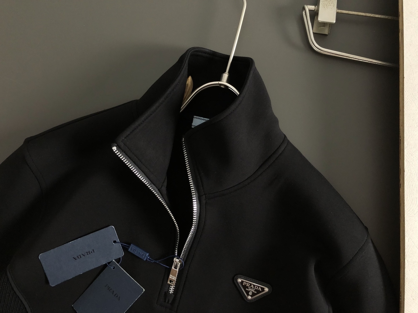 プラダ「Prada」プラダ リサイクルダブルジャージー ジップアップスウェットシャツ / プルオーバー