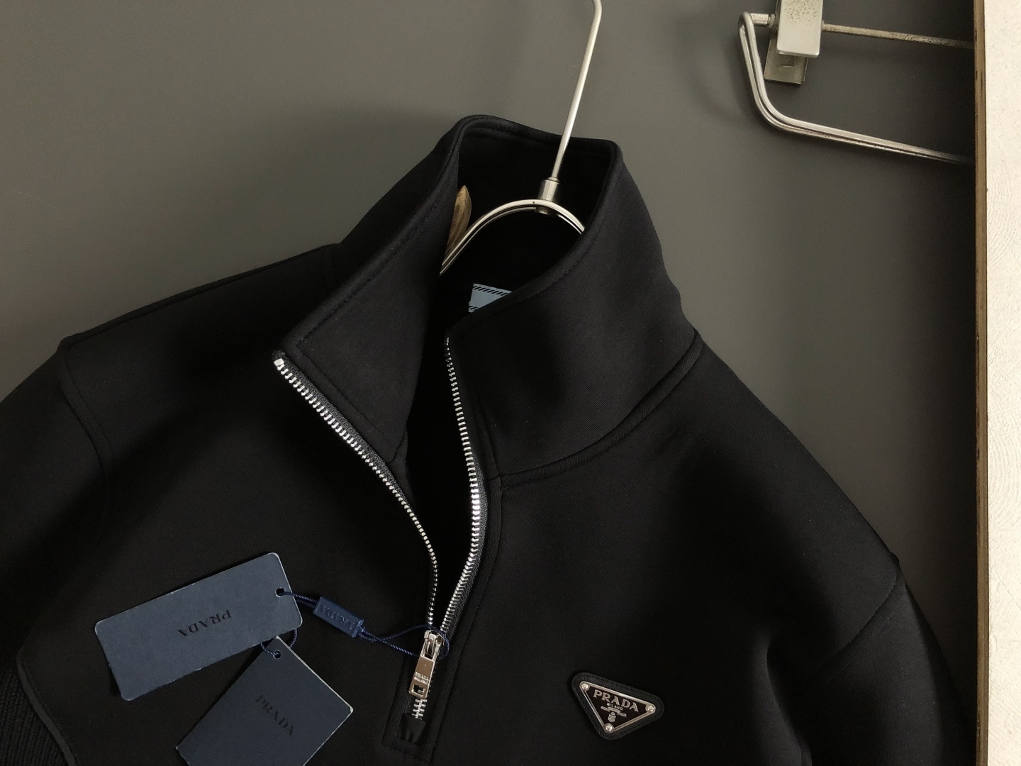 プラダ「Prada」プラダ リサイクルダブルジャージー ジップアップスウェットシャツ / プルオーバー