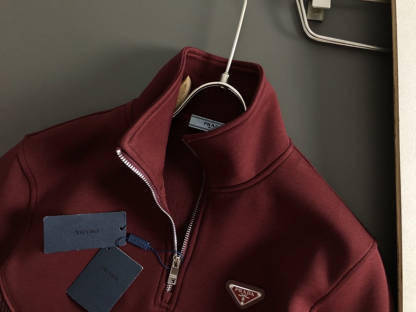 プラダ「Prada」プラダ リサイクルダブルジャージー ジップアップスウェットシャツ / プルオーバー