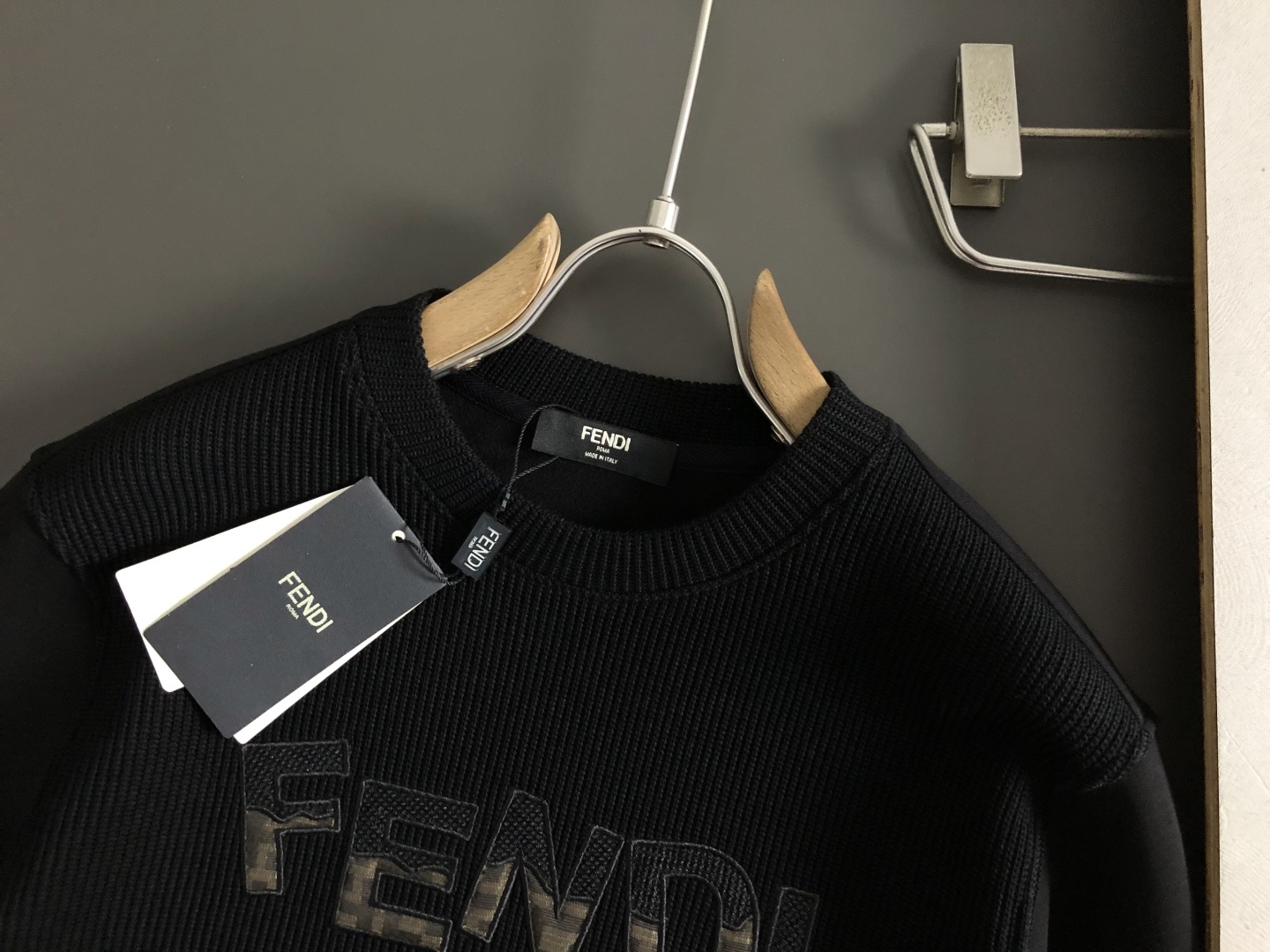 フェンディ「Fendi」フェンディ ロゴパッチ ジップアップスウェットシャツ / プルオーバー