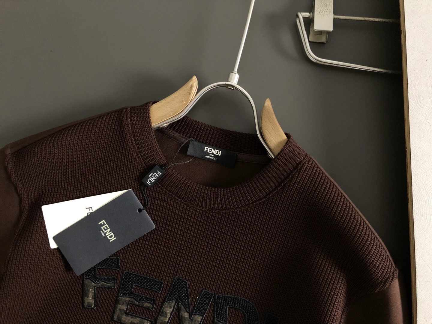 フェンディ「Fendi」フェンディ ロゴパッチ ジップアップスウェットシャツ / プルオーバー
