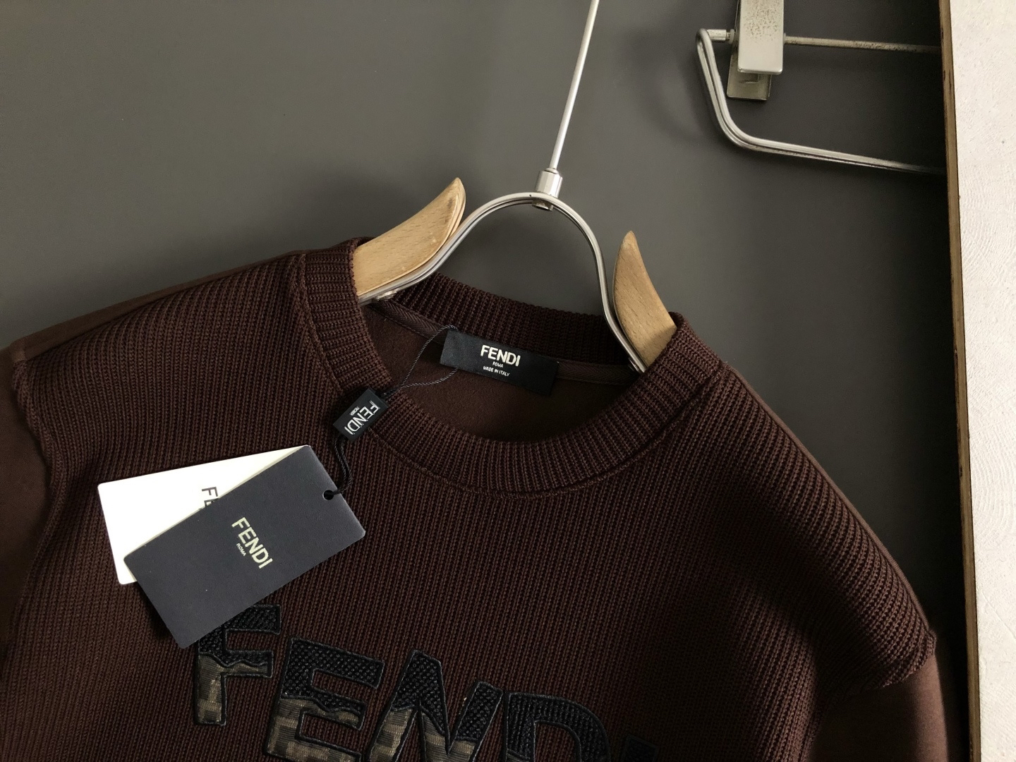 フェンディ「Fendi」フェンディ ロゴパッチ ジップアップスウェットシャツ / プルオーバー