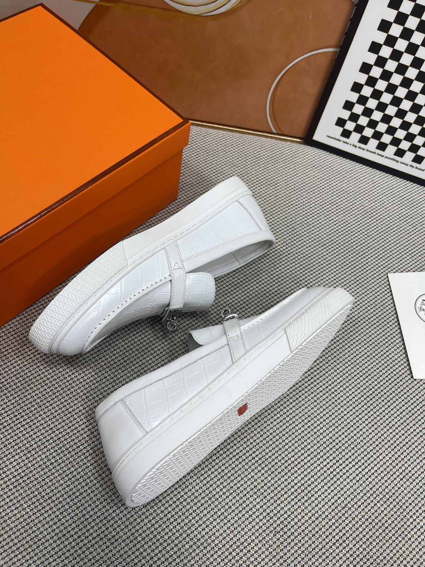 エルメス［Hermès］おしゃれなペアスニーカー