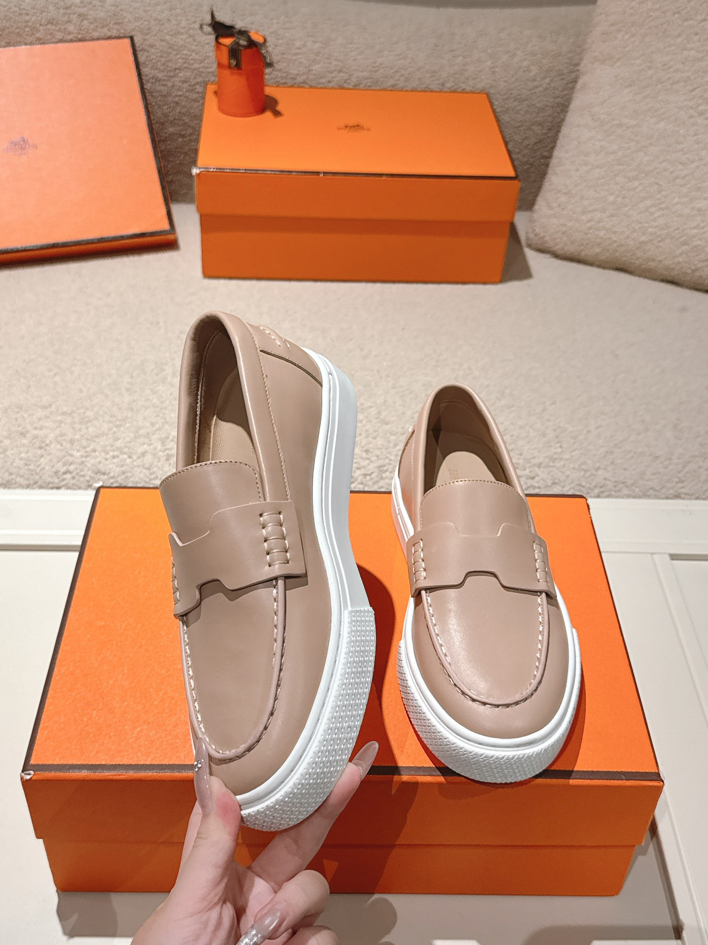 エルメス［Hermès］おしゃれなペアスニーカー