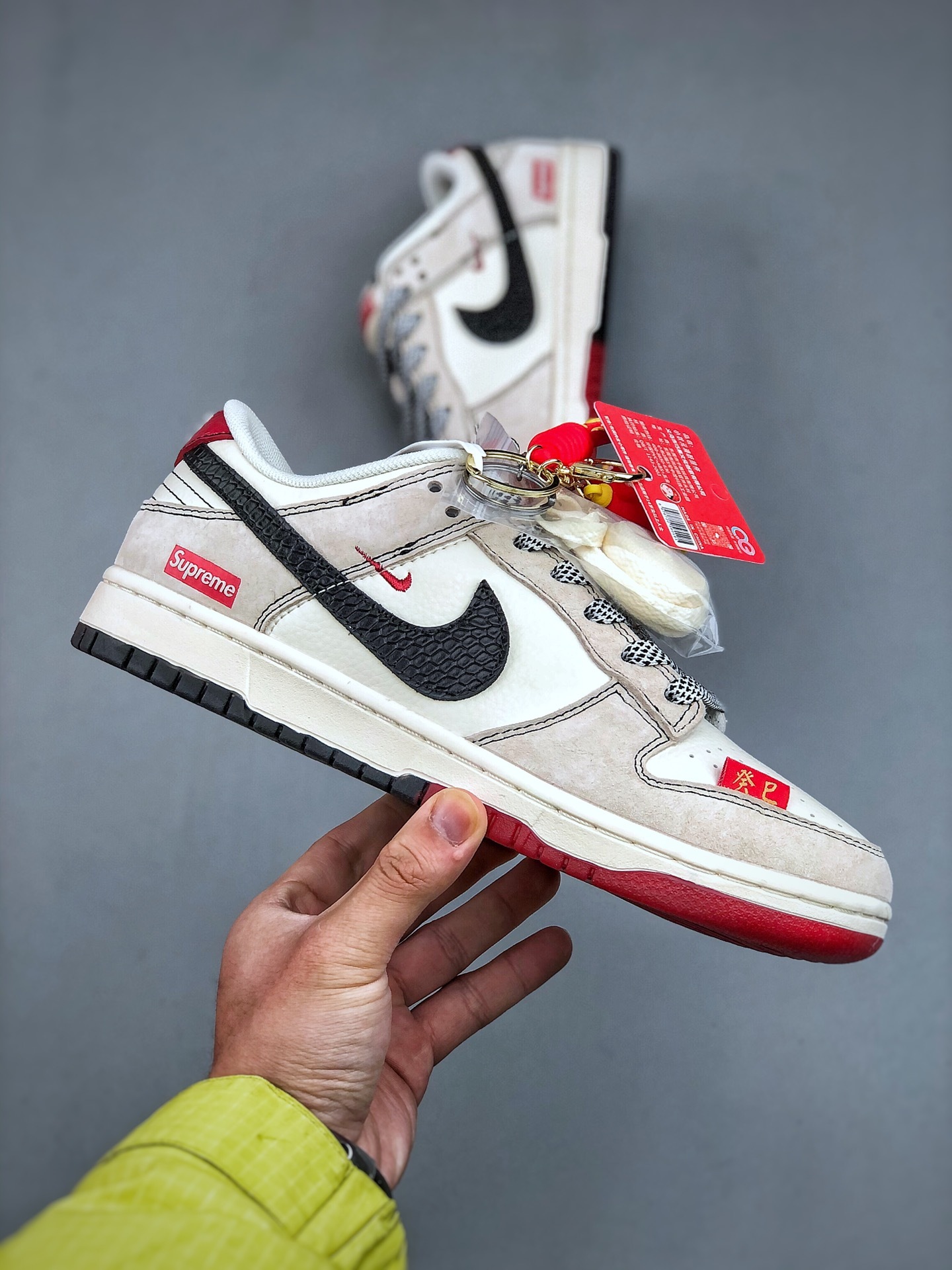 【超入手困難】「コラボモデル」Supreme x Nike SB Dunk Low スニーカー