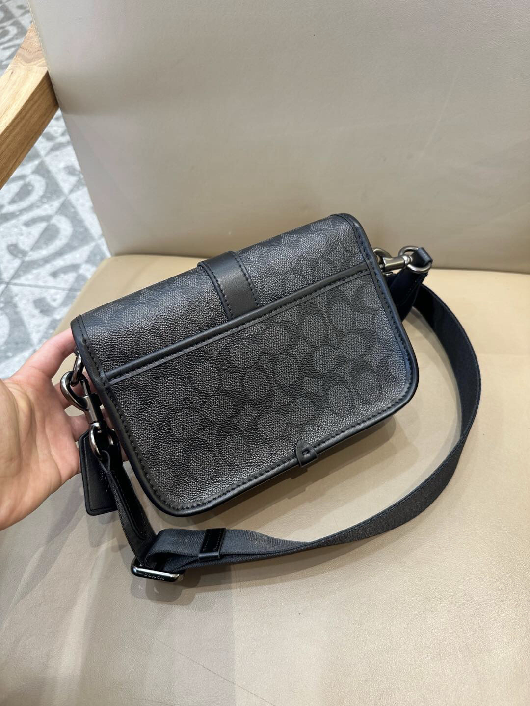 コーチ「Coach」メンズ クラシックシグネチャー LEAGUE  ショルダーバッグ