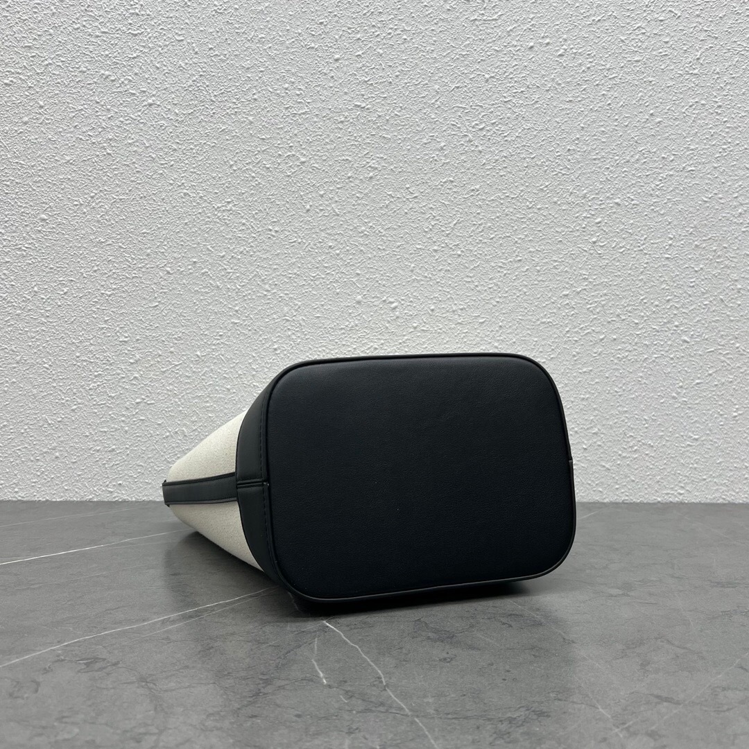 セリーヌ「Celine」2022 CUIR TRIOMPHE バケットバッグ