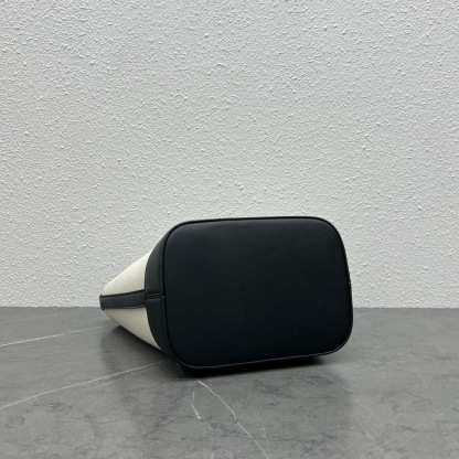 セリーヌ「Celine」2022 CUIR TRIOMPHE バケットバッグ