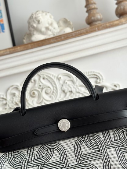 エルメス「Hermès」ハーバッグ ジップ31 鋲打ちトートバッグ「Herbag Zip 31 hobnailed」