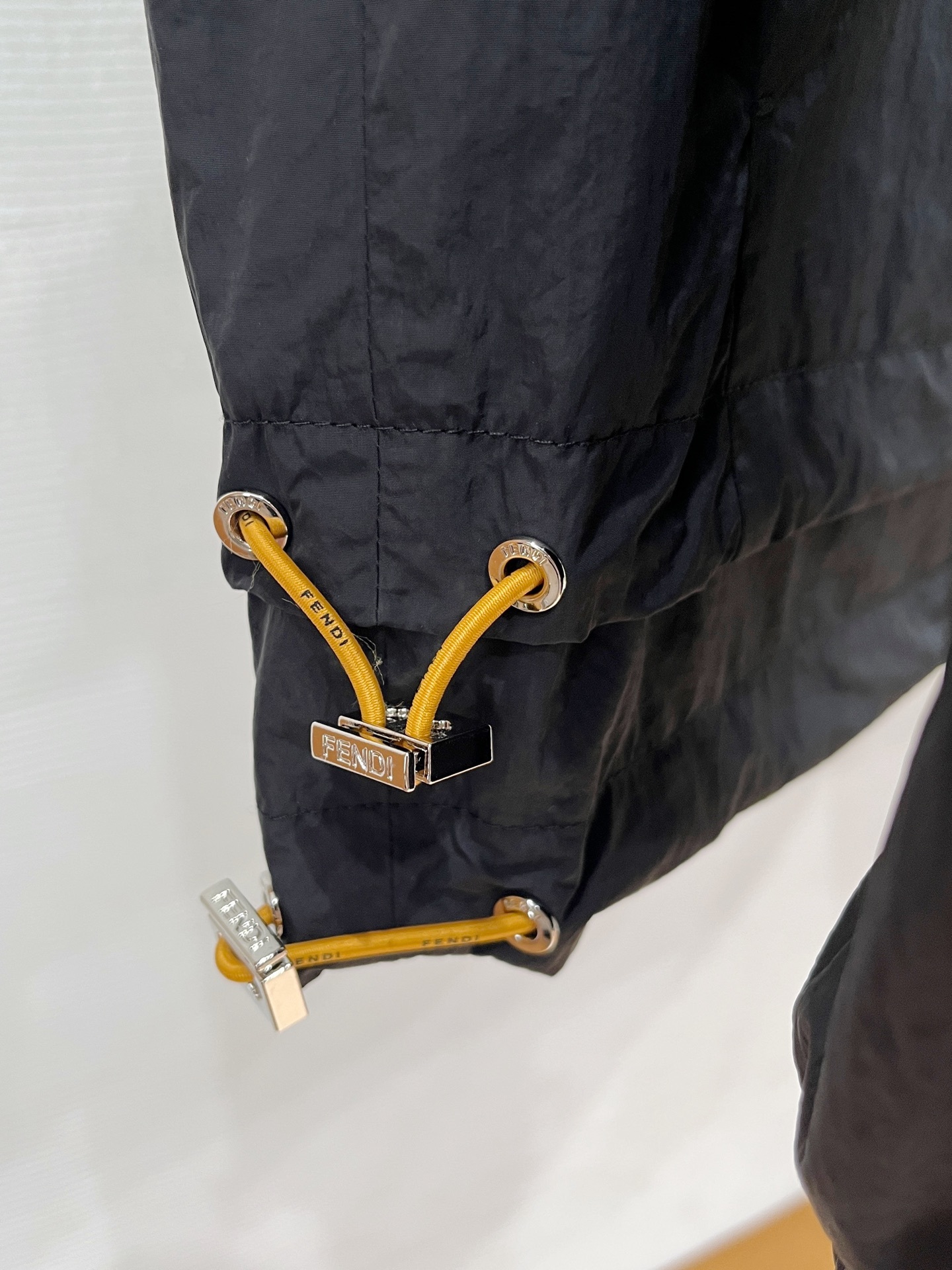 フェンディ「Fendi」フェンディ ゴールドパイピング フーデッドジャケット / メンズ アウター