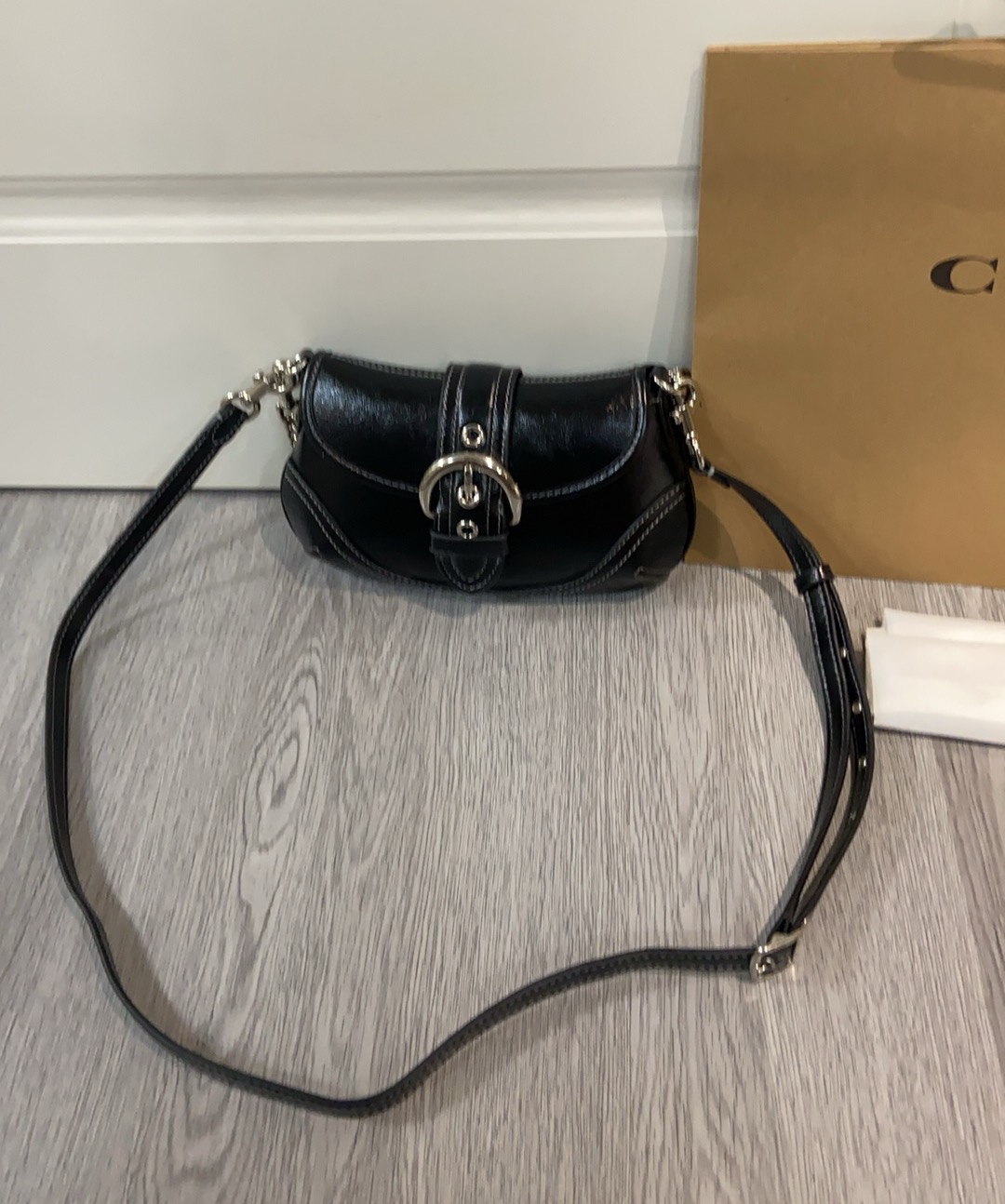 コーチ「Coach」Nolita ラミネートレザー バゲットバッグ