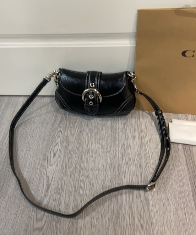コーチ「Coach」Nolita ラミネートレザー バゲットバッグ