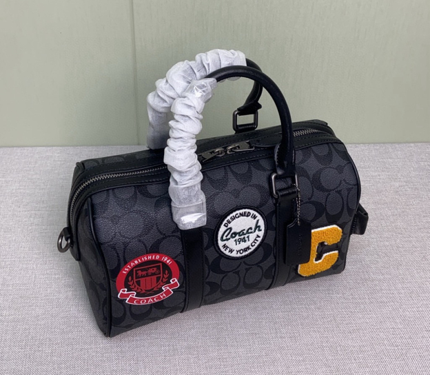 コーチ「Coach」Venturer ピローショルダーバッグ