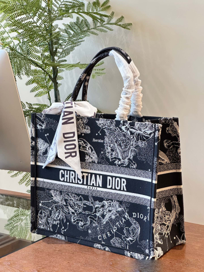 ディオール Dior Book Tote バッグ スモール、ミディアム、ラージの3つのサイズ