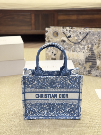 ディオール Dior Book Tote バッグ スモール、ミディアム、ラージの3つのサイズ