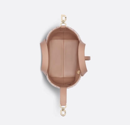 ディオール「Dior」 感動のChristian ディオール Toujours 桜色バージョン、ファッション界を桜色に染める