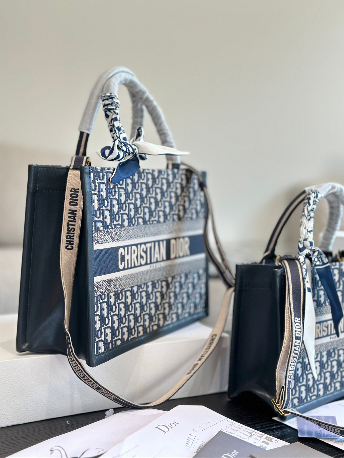 ディオール Dior Book Tote バッグ スモール、ミディアムの2つのサイズ