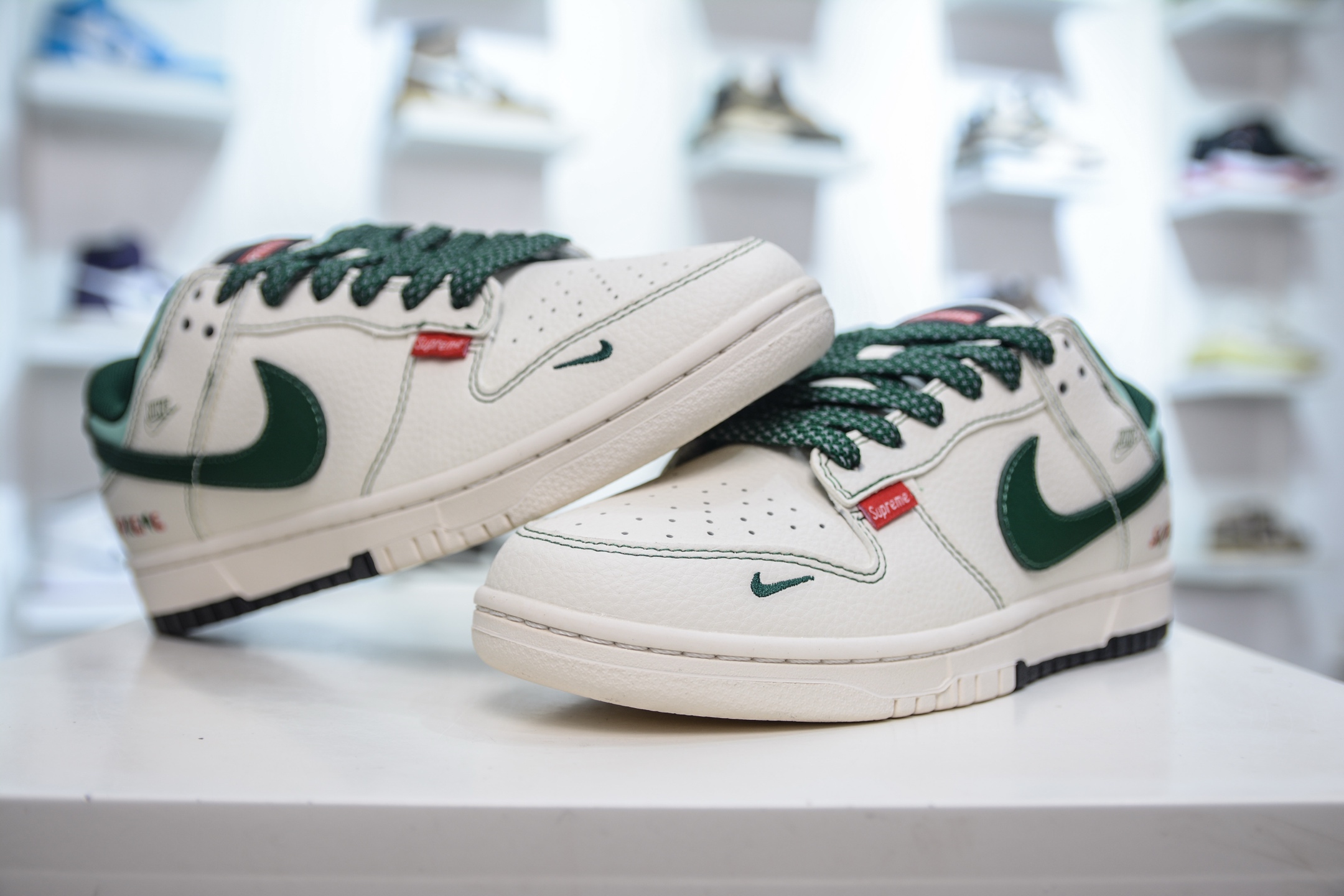 「コラボモデル」Supreme x Nike SB Dunk Low スニーカー