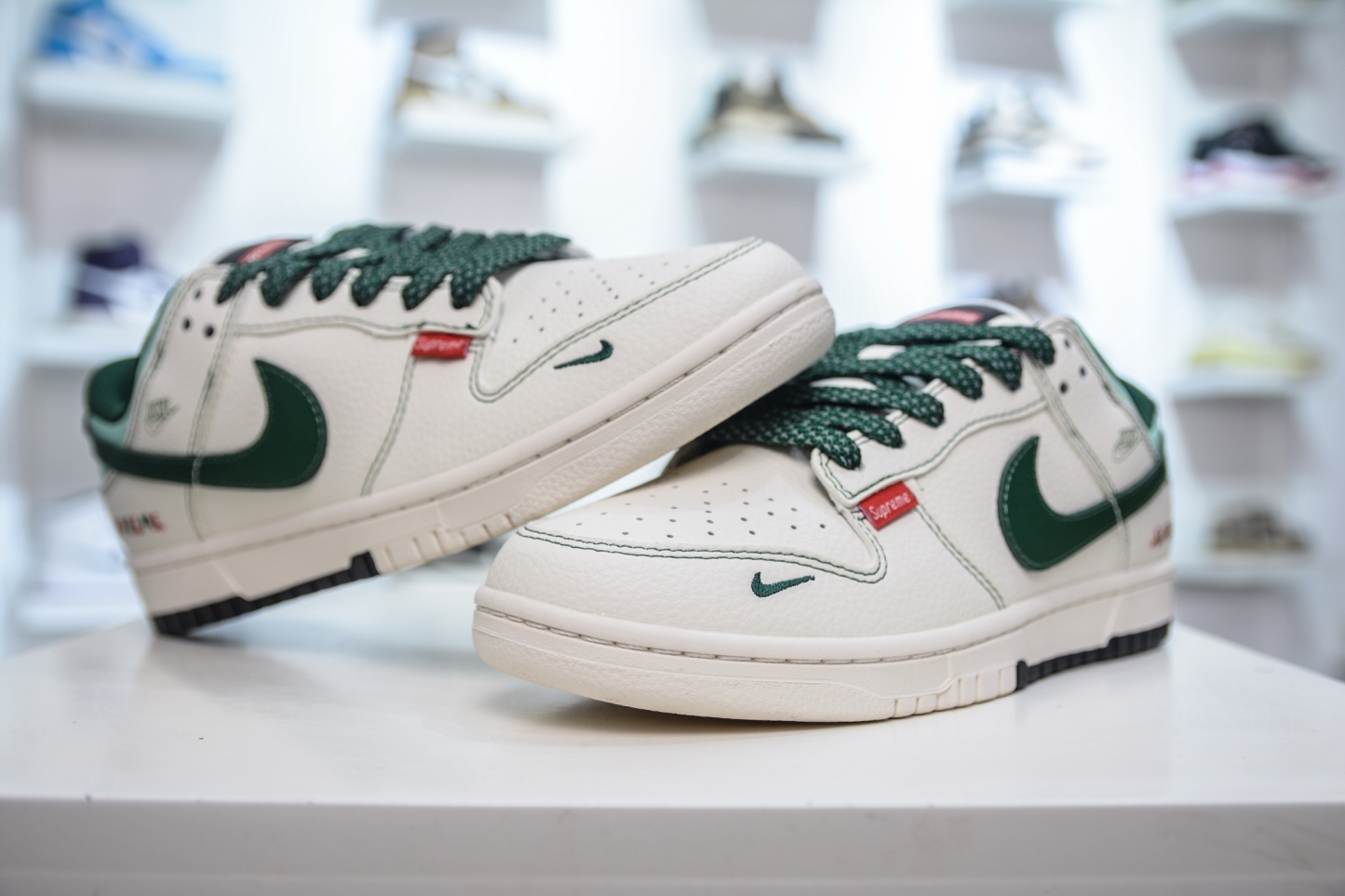 「コラボモデル」Supreme x Nike SB Dunk Low スニーカー