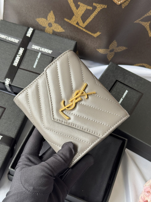 サンローラン「Saint Laurent」CASSANDRE MATELASSÉ 三つ折り財布