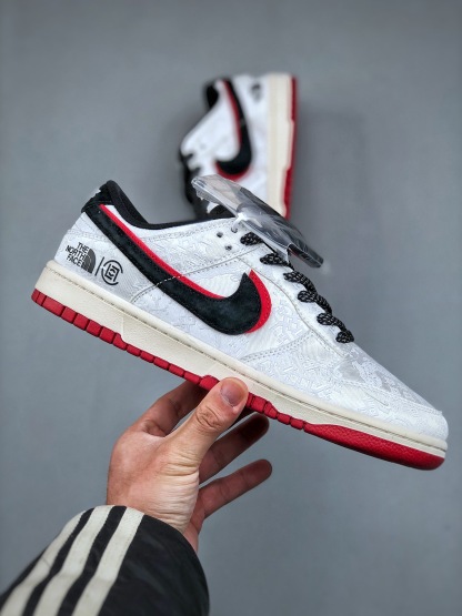 「コラボモデル」The North Face x Nike  SB Dunk Low 'Black Red Silk' ダブルスウッシュ スニーカー