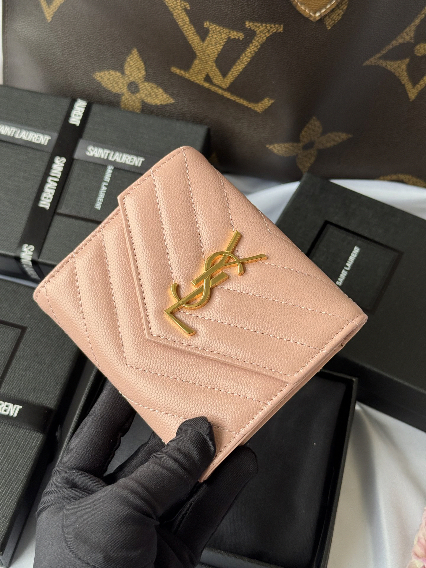 サンローラン「Saint Laurent」CASSANDRE MATELASSÉ 三つ折り財布