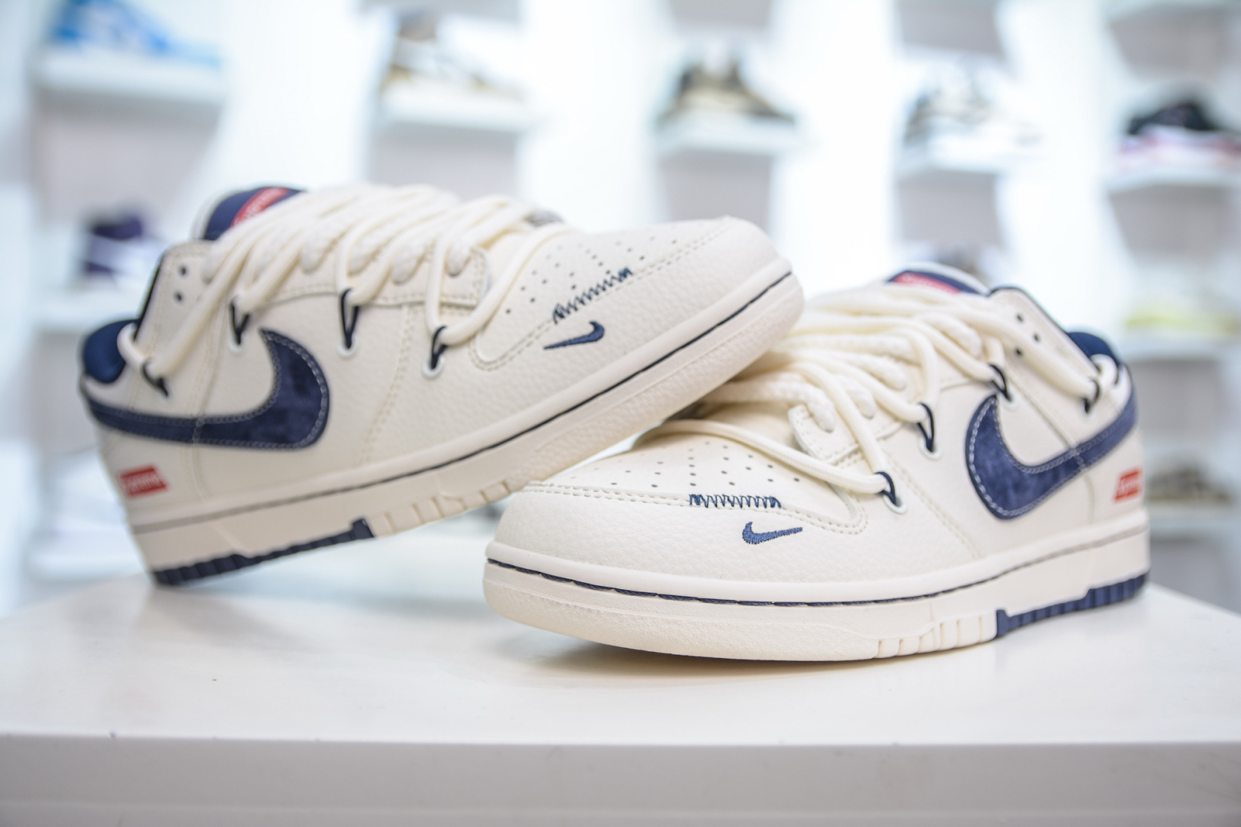 「コラボモデル」Supreme x Nike SB Dunk Low スニーカー