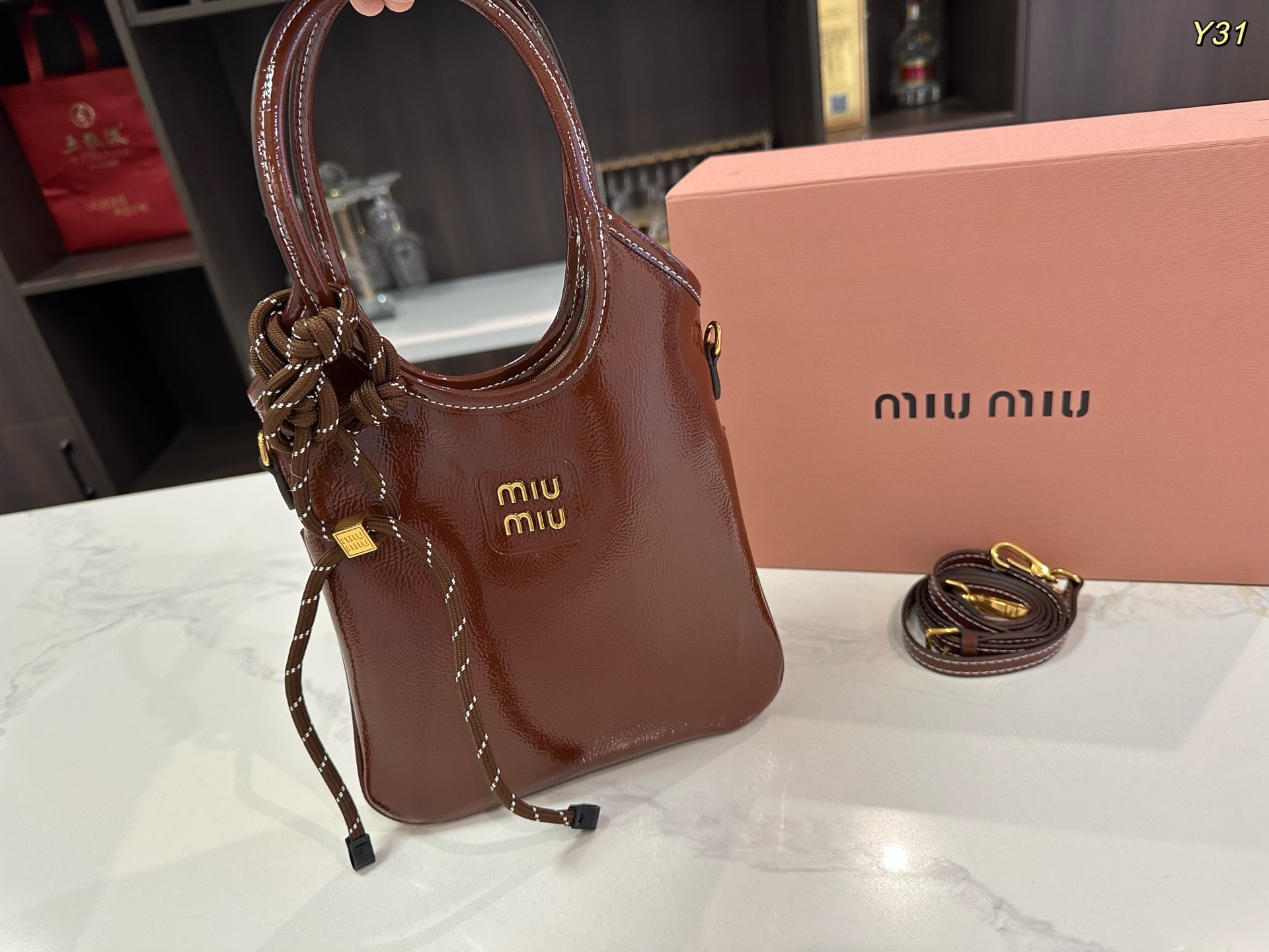 ミュウミュウ「Miu Miu」ラミー アイビートートバッグ コンパクトスリムシルエット