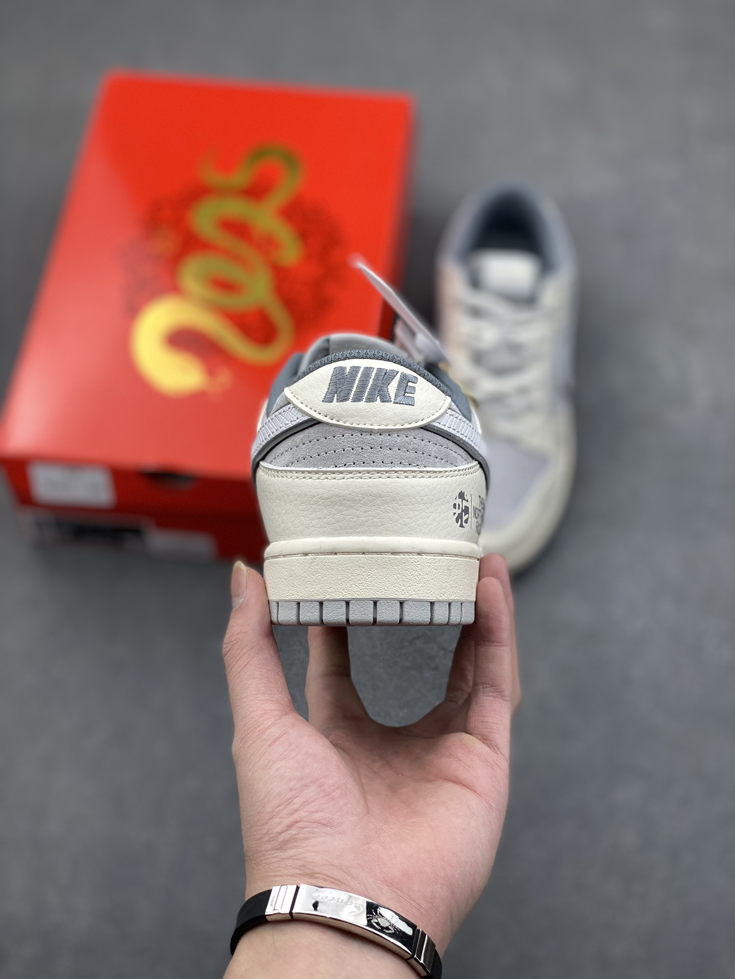 「コラボモデル」The North Face x Nike SB Dunk Low スネークイヤー エディション 'White Grey' ダブルシューレース スニーカー