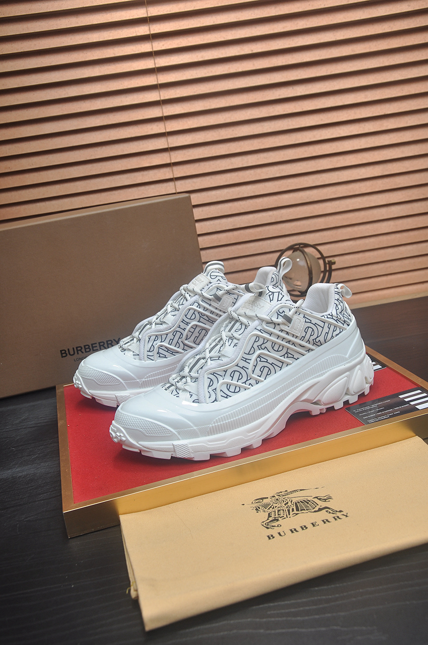 バーバリー「Burberry」バーバリークラシックグレンチェック レザーコートチェック クラシックローファイ スニーカー