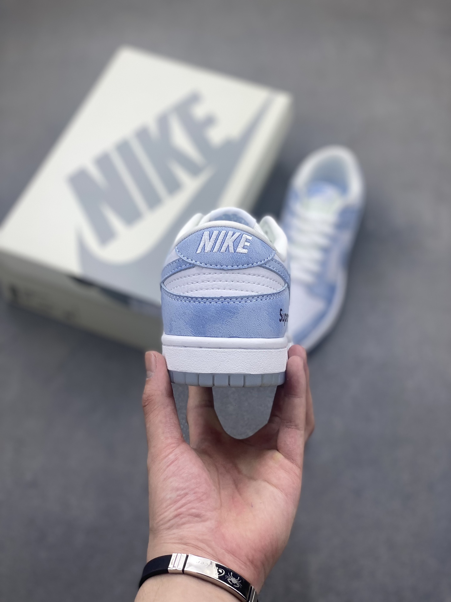 「コラボモデル」Supreme x Nike SB Dunk Low スニーカー