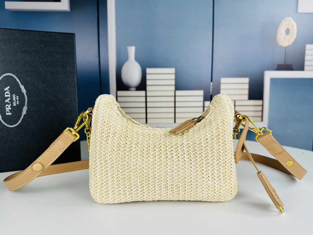 プラダ「Prada」  ペールアプリコット ブレイドアンダーアームバッグ 2369 ニットバッグ