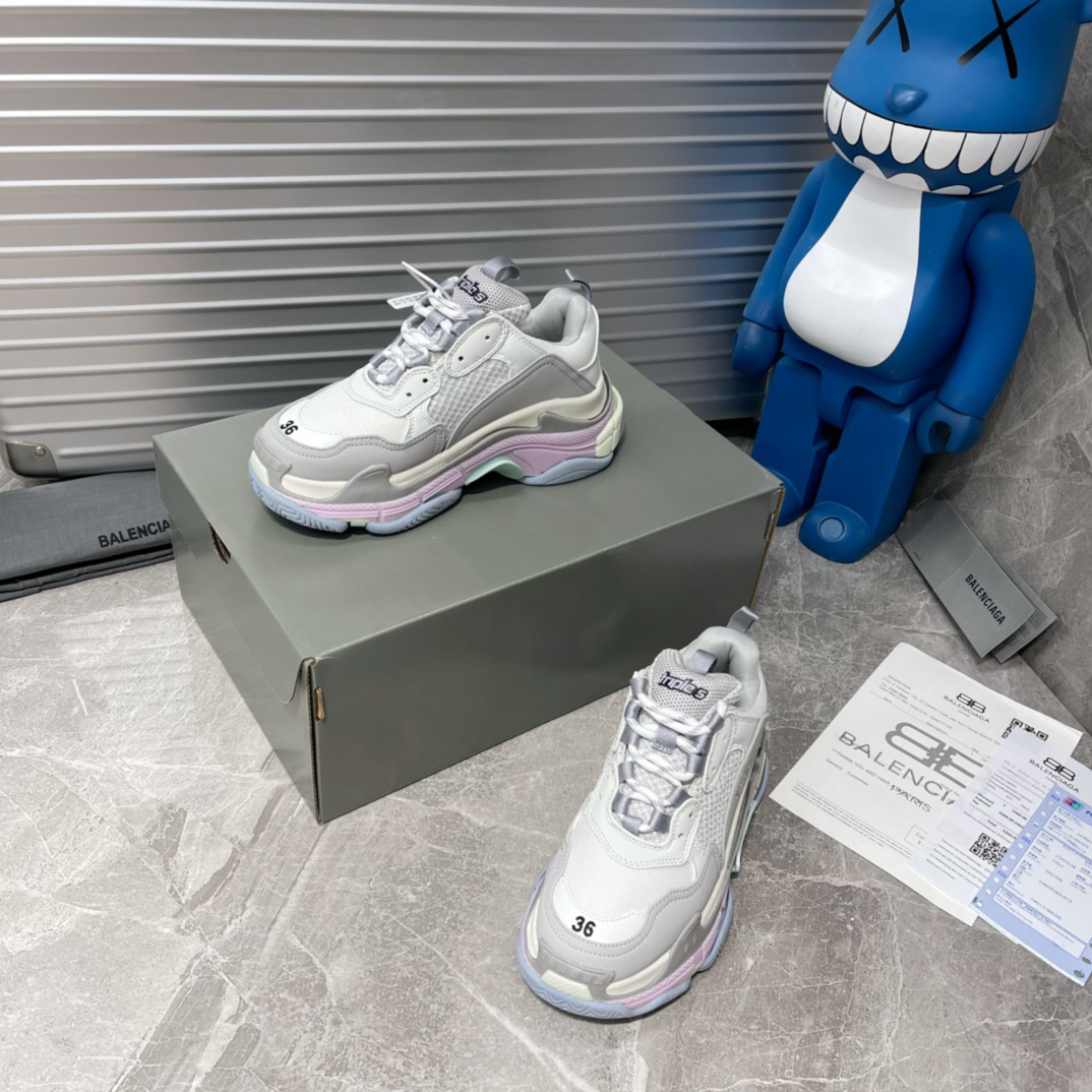 バレンシアガ「Balenciaga」Triple S スニーカー