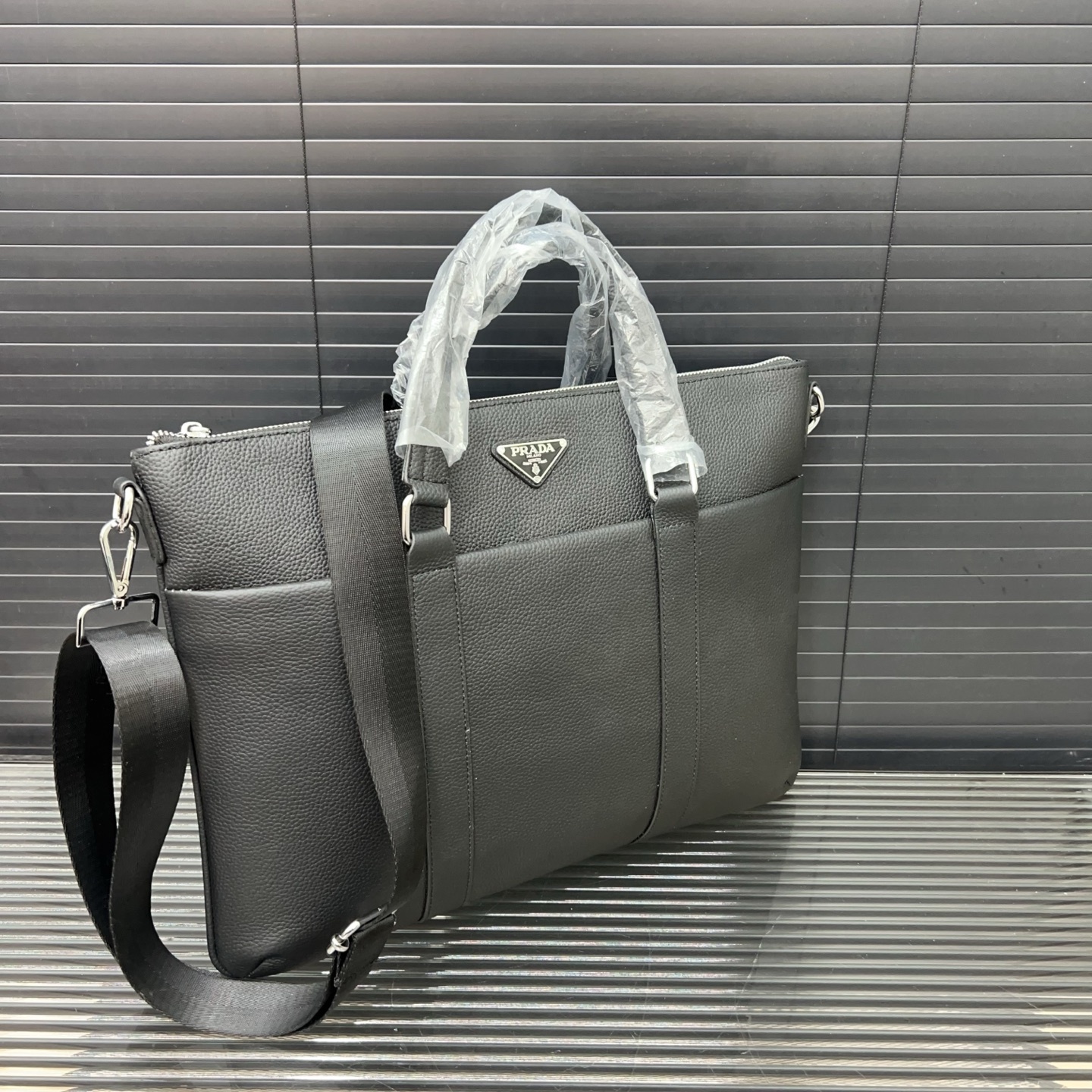 プラダ「Prada」クラシック レザートートバッグ