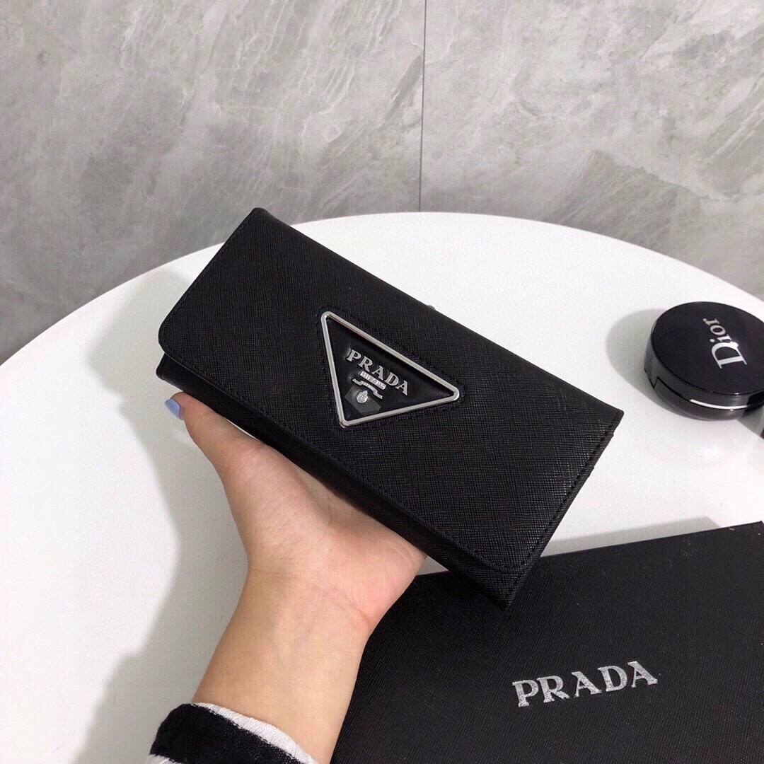 プラダ「Prada」サフィアーノレザー二つ折り財布