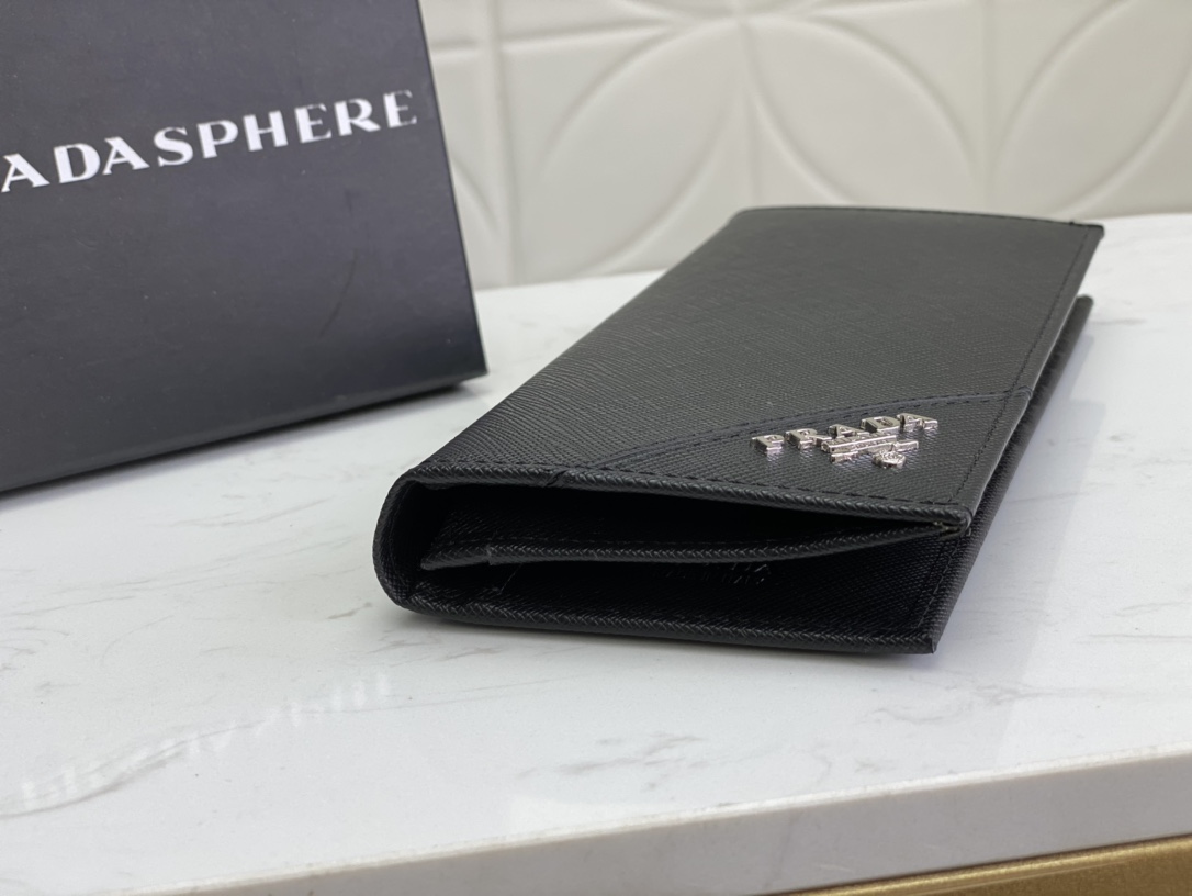 プラダ「PRADA」定番のスーツに二つ折り財布