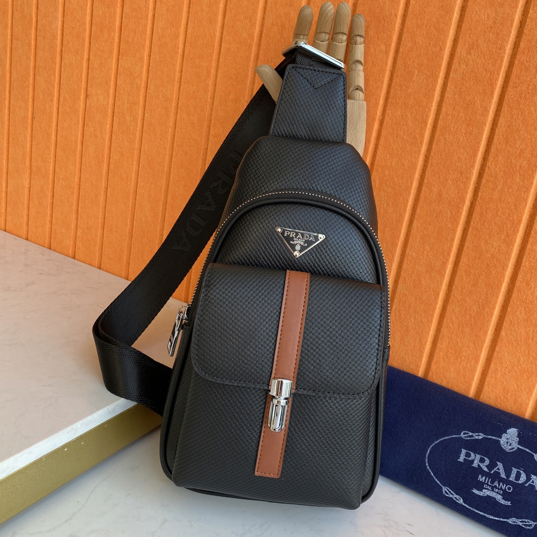プラダ「Prada」エッセンシャル メンズ チェストバッグ